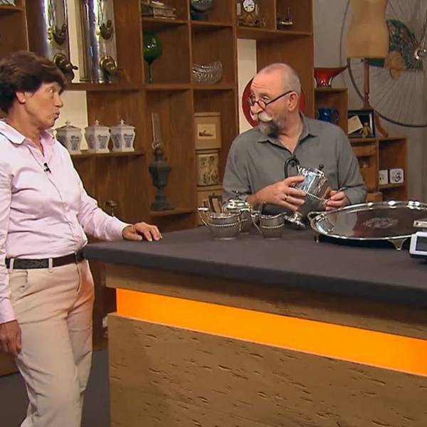 Katrin La Porte-Steinfeldt (v.l.) mit Horst Lichter und Expertin Heide Rezepa-Zabel bei „Bares für Rares“.