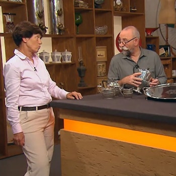 Katrin La Porte-Steinfeldt (v.l.) mit Horst Lichter und Expertin Heide Rezepa-Zabel bei „Bares für Rares“.