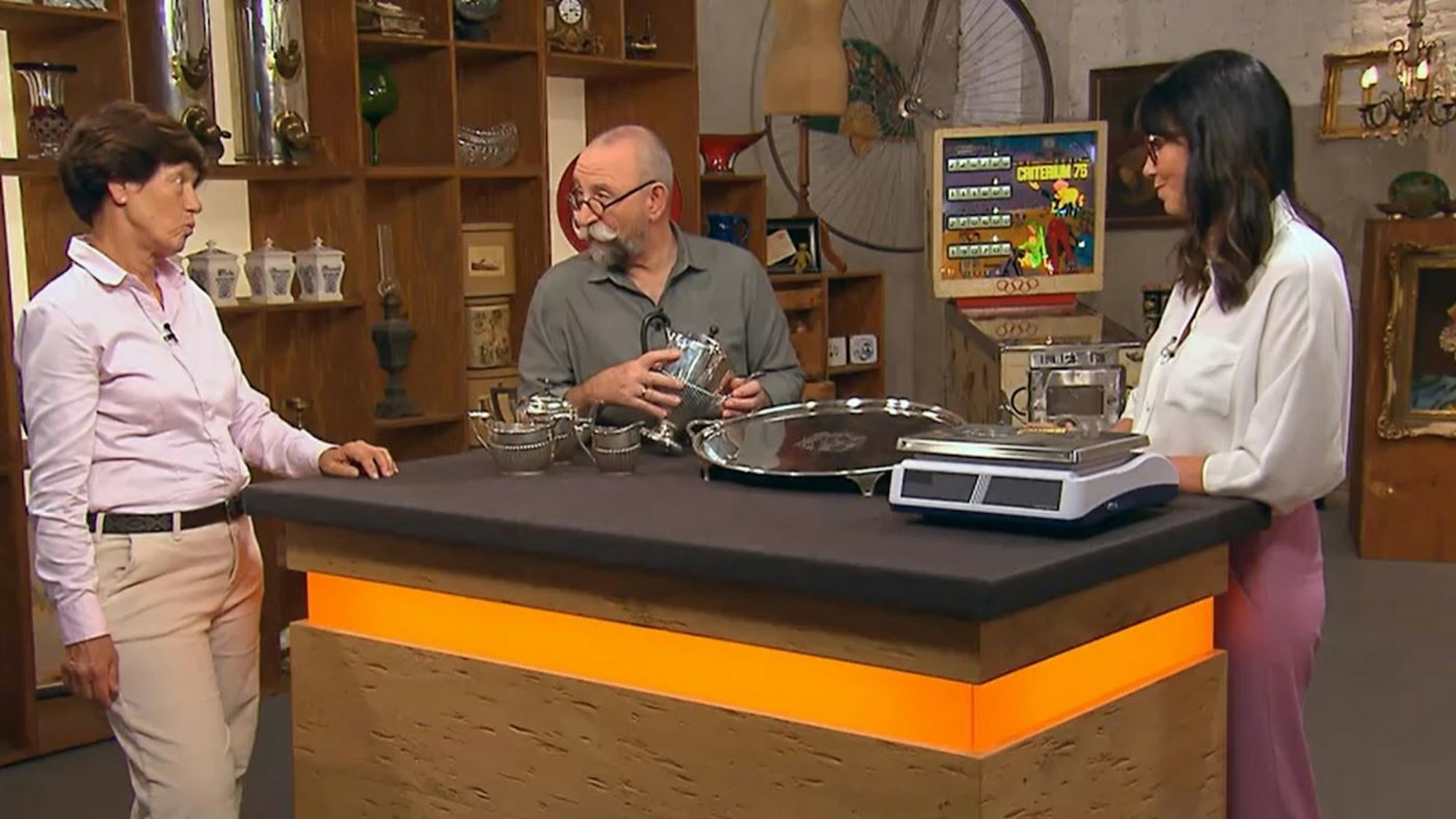 Katrin La Porte-Steinfeldt (v.l.) mit Horst Lichter und Expertin Heide Rezepa-Zabel bei „Bares für Rares“.