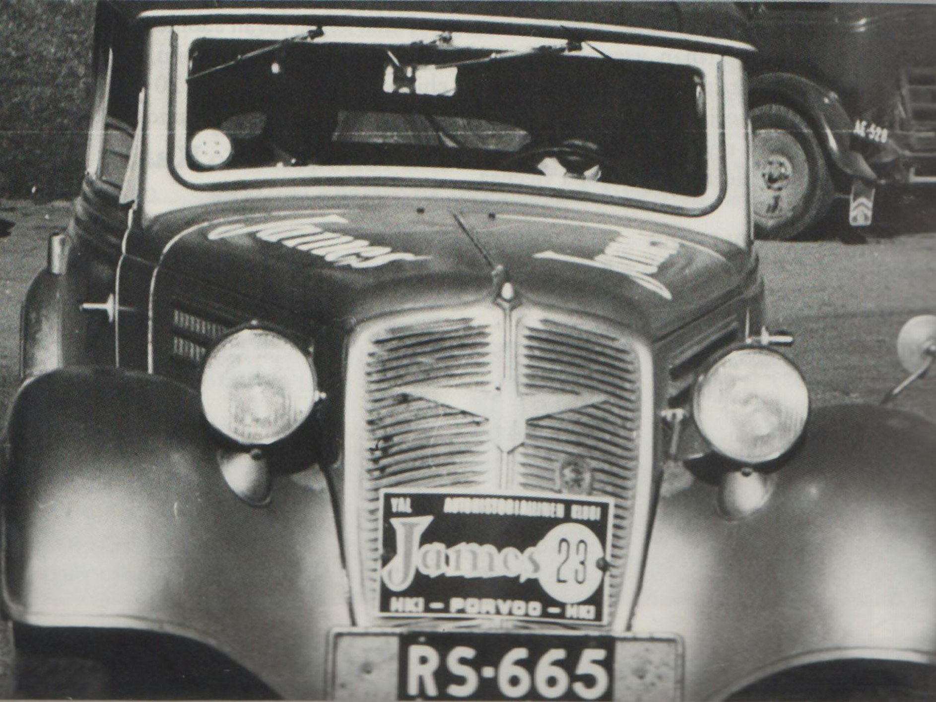 Das schwarz-weiß Foto zeigt einen Oldtimer.