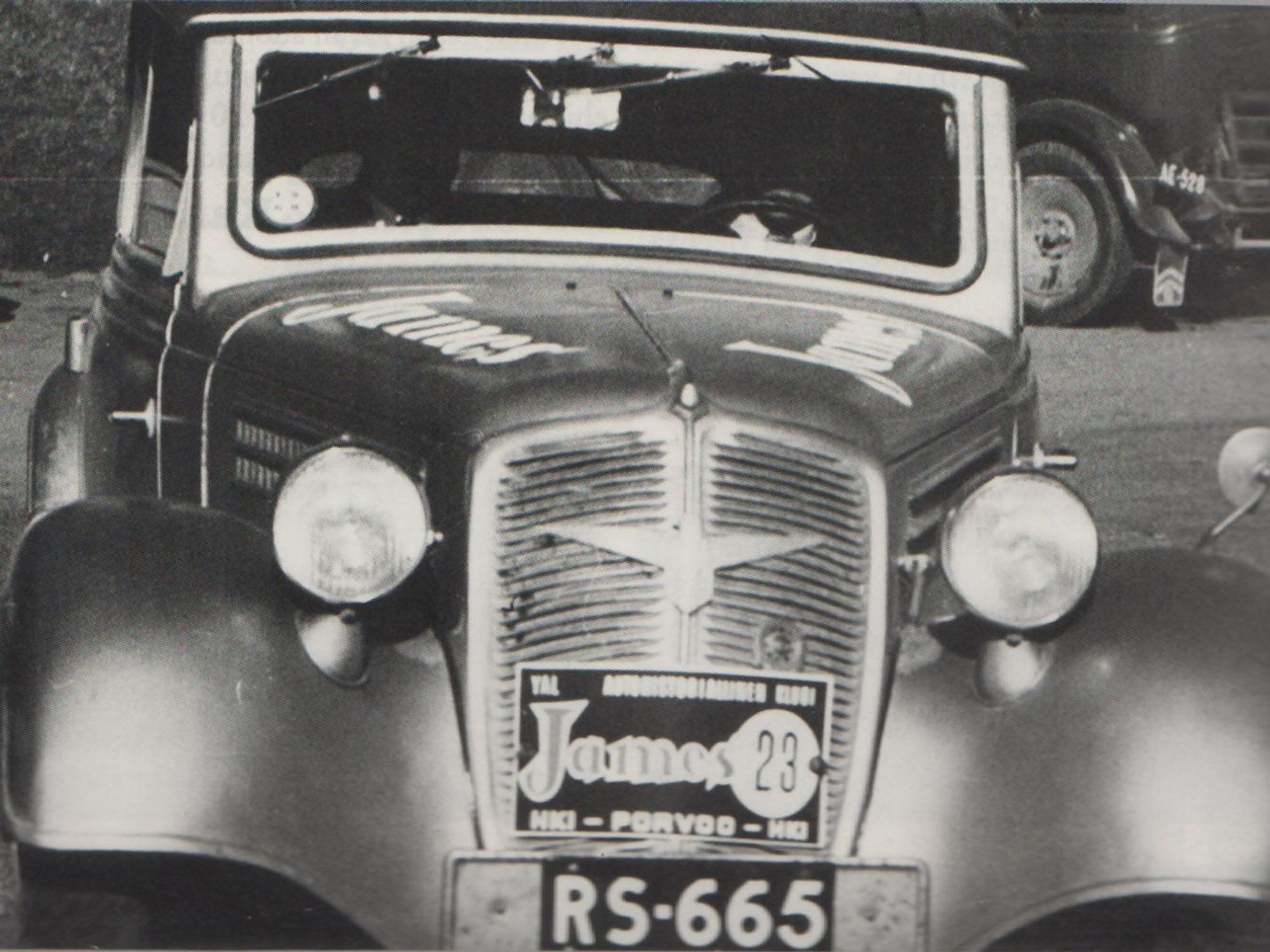 Das schwarz-weiß Foto zeigt einen Oldtimer.