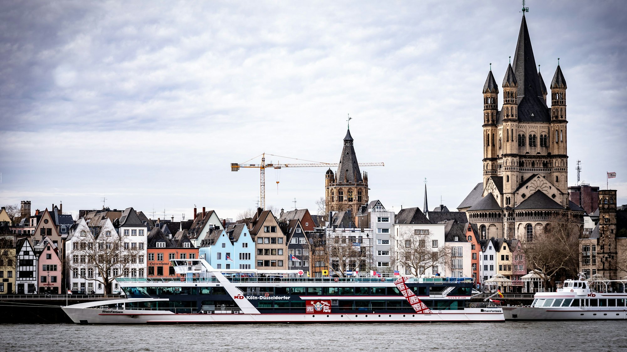 Die MS RheinFantasie am Kölner Rheinufer.