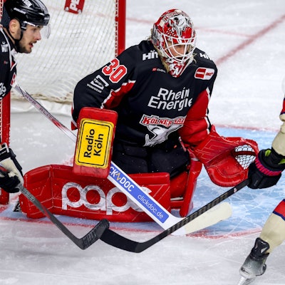 Goalie Mirko Pantkowski Kölner Haie 30 verteidigt gegen Eugen Alanov. Der 26-jährige Eishockey-Goalie ist nach seiner schweren Zeit beim KEC erfolgreich zurückgekommen.