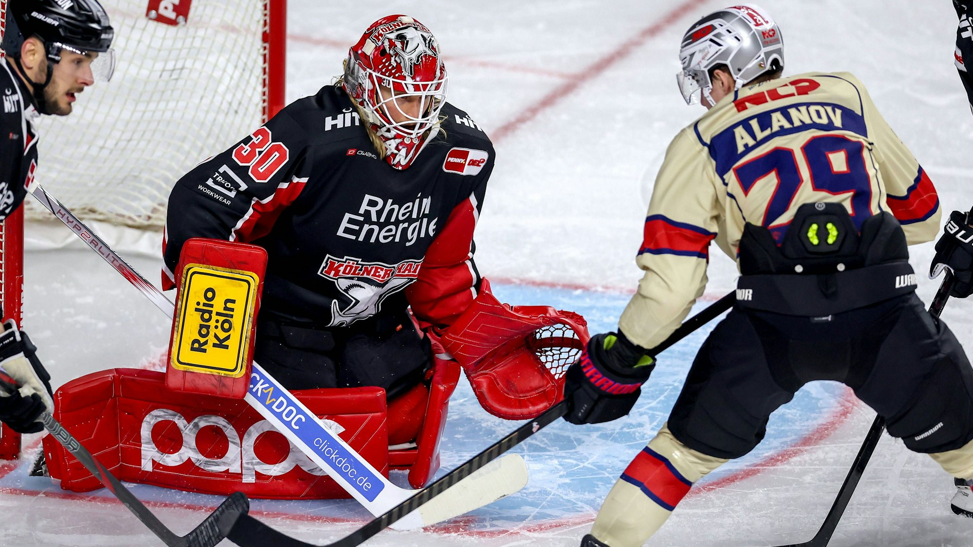 Goalie Mirko Pantkowski Kölner Haie 30 verteidigt gegen Eugen Alanov. Der 26-jährige Eishockey-Goalie ist nach seiner schweren Zeit beim KEC erfolgreich zurückgekommen.