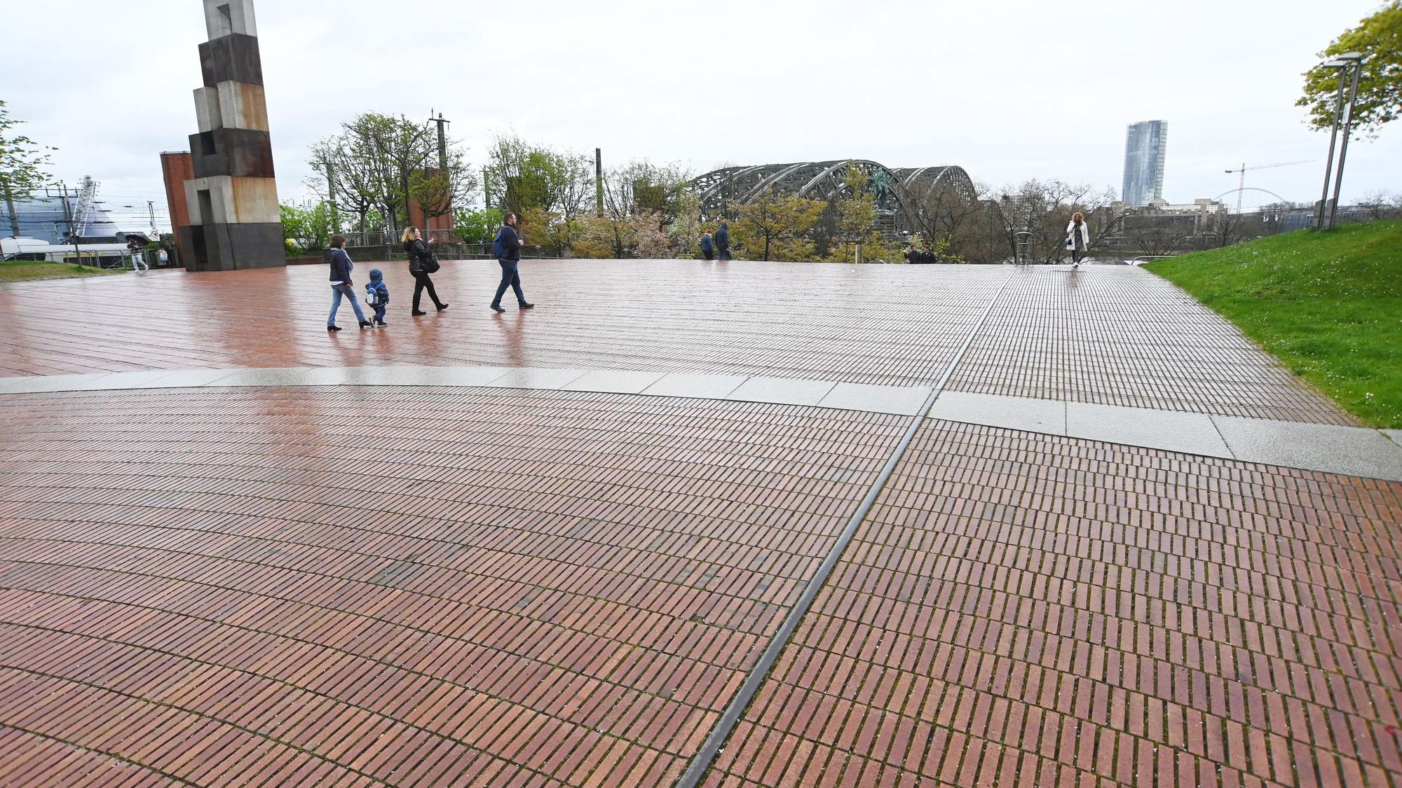 Der Heinrich-Böll-Platz an der Hohenzollernbrücke. Wenn in der Philharmonie darunter gespielt wird, sperren ihn Wachleute.