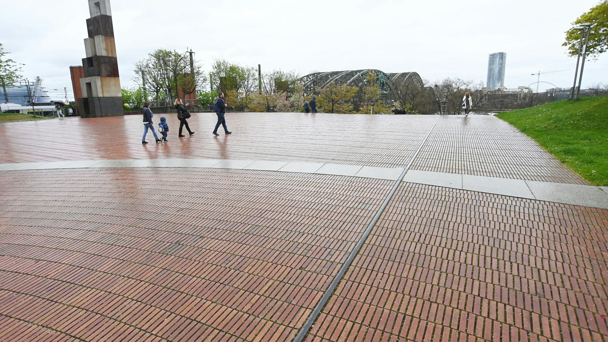 Der Heinrich-Böll-Platz an der Hohenzollernbrücke. Wenn in der Philharmonie darunter gespielt wird, sperren ihn Wachleute.