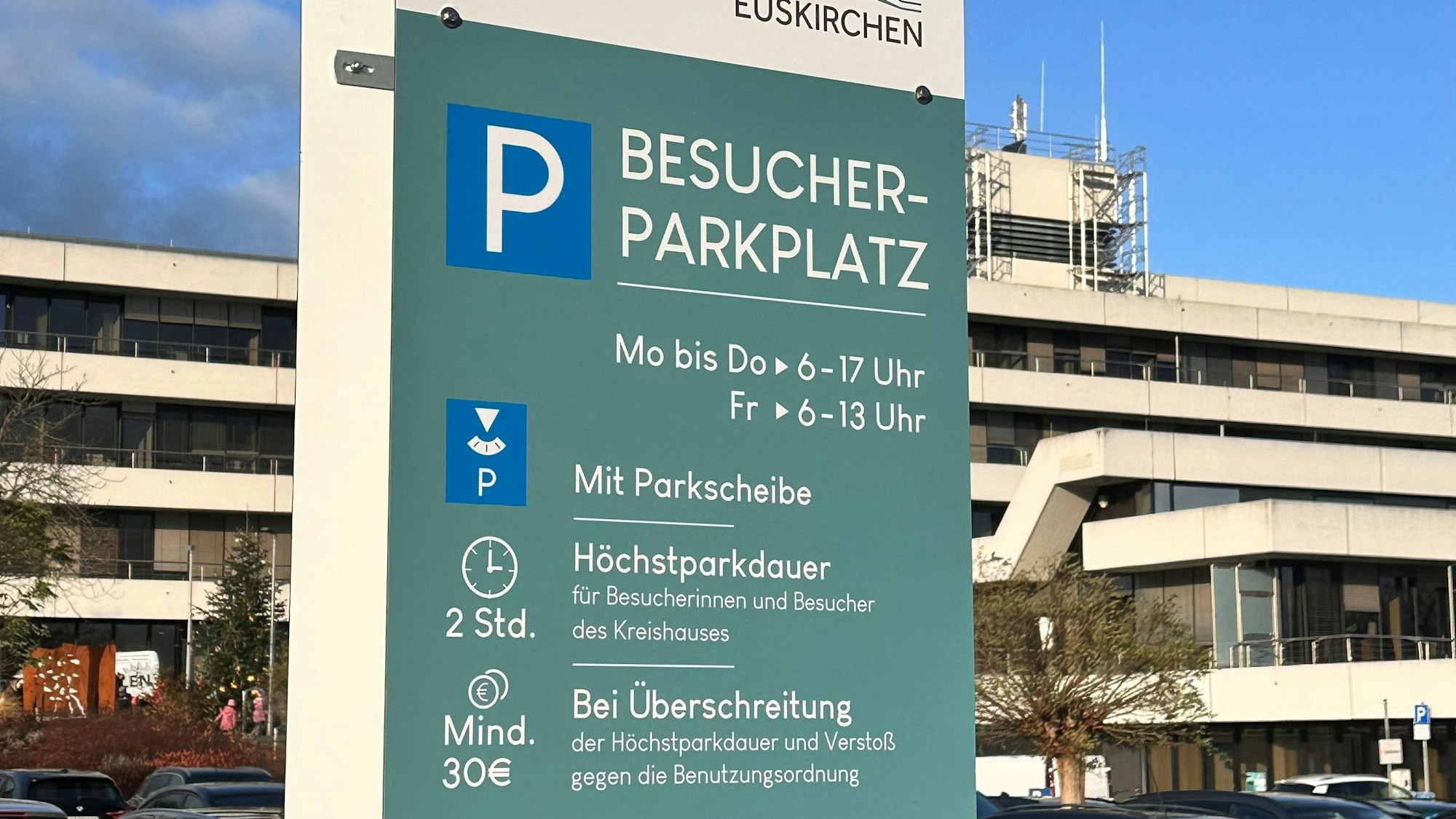 Das Bild zeigt eines der neuen Schilder, die am Kundenparkplatz vor der Kreisverwaltung angebracht worden sind.