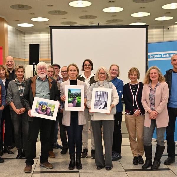 Preisträger des Fotowettbewerbs „Foto des Jahres 2024“ stehen mit Vertretern von Bergischer Landeszeitung, Kölner Stadt-Anzeiger und Wettbewerbspartner Kreissparkasse Köln am Mittwochabend (27.11.) bei der Preisverleihung in der Kassenhalle der Regionalfiliale der Kreissparkasse Köln Bergisch Gladbach.