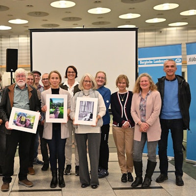 Preisträger des Fotowettbewerbs „Foto des Jahres 2024“ stehen mit Vertretern von Bergischer Landeszeitung, Kölner Stadt-Anzeiger und Wettbewerbspartner Kreissparkasse Köln am Mittwochabend (27.11.) bei der Preisverleihung in  der Kassenhalle der Regionalfiliale der Kreissparkasse Köln Bergisch Gladbach.
