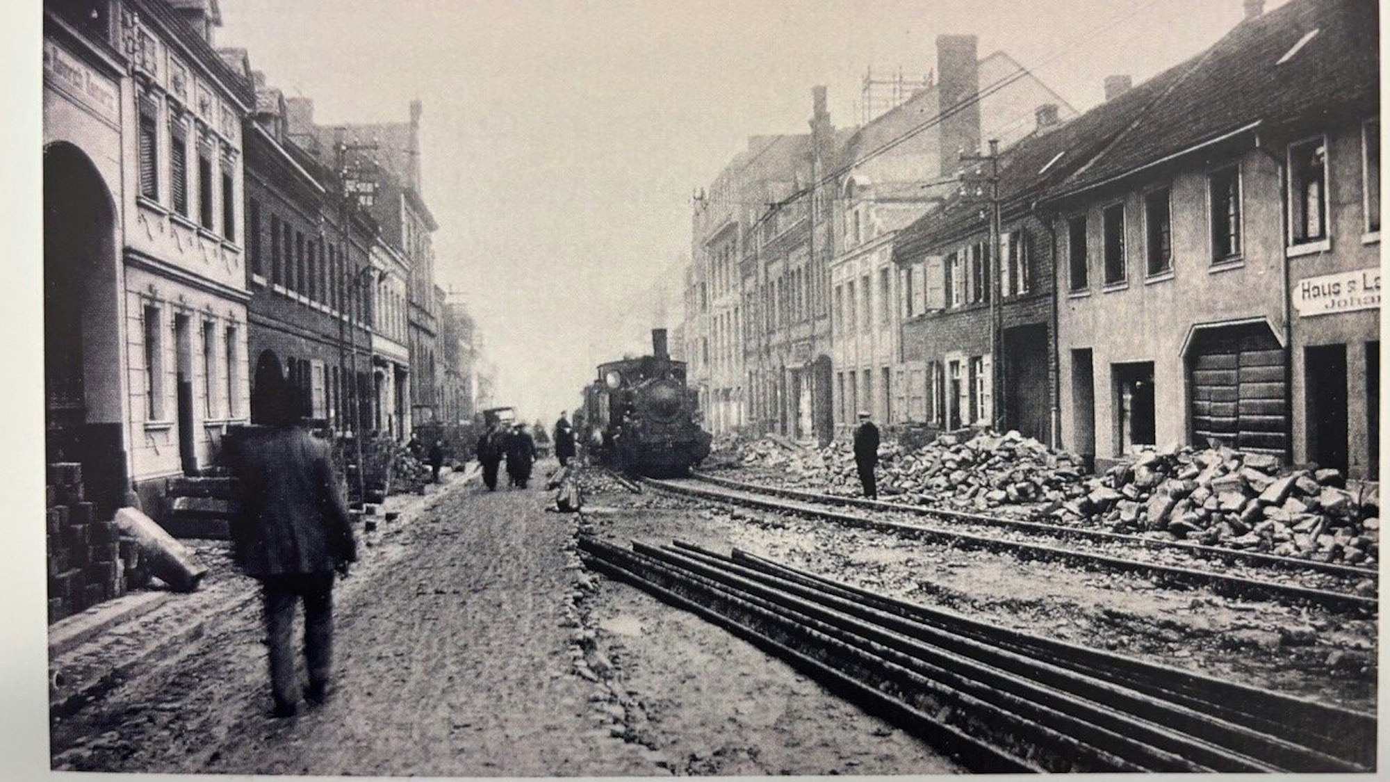 Auf dem Bild ist eine Schwarz-Weiß-Aufnahme der Hauptstraße zu sehen.