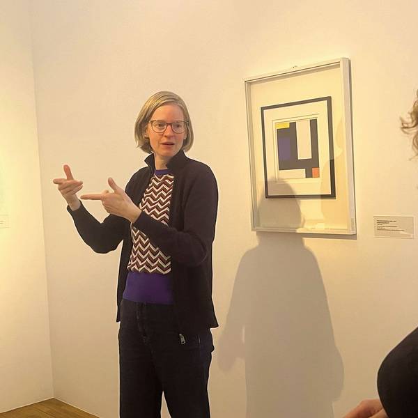 Juliane Steinwede vom Museumsdienst Köln bei der Guide-Schulung für Führungen in Gebärdesprache im Museum für Angewandte Kunst
