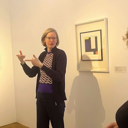 Juliane Steinwede vom Museumsdienst Köln bei der Guide-Schulung für Führungen in Gebärdesprache im Museum für Angewandte Kunst