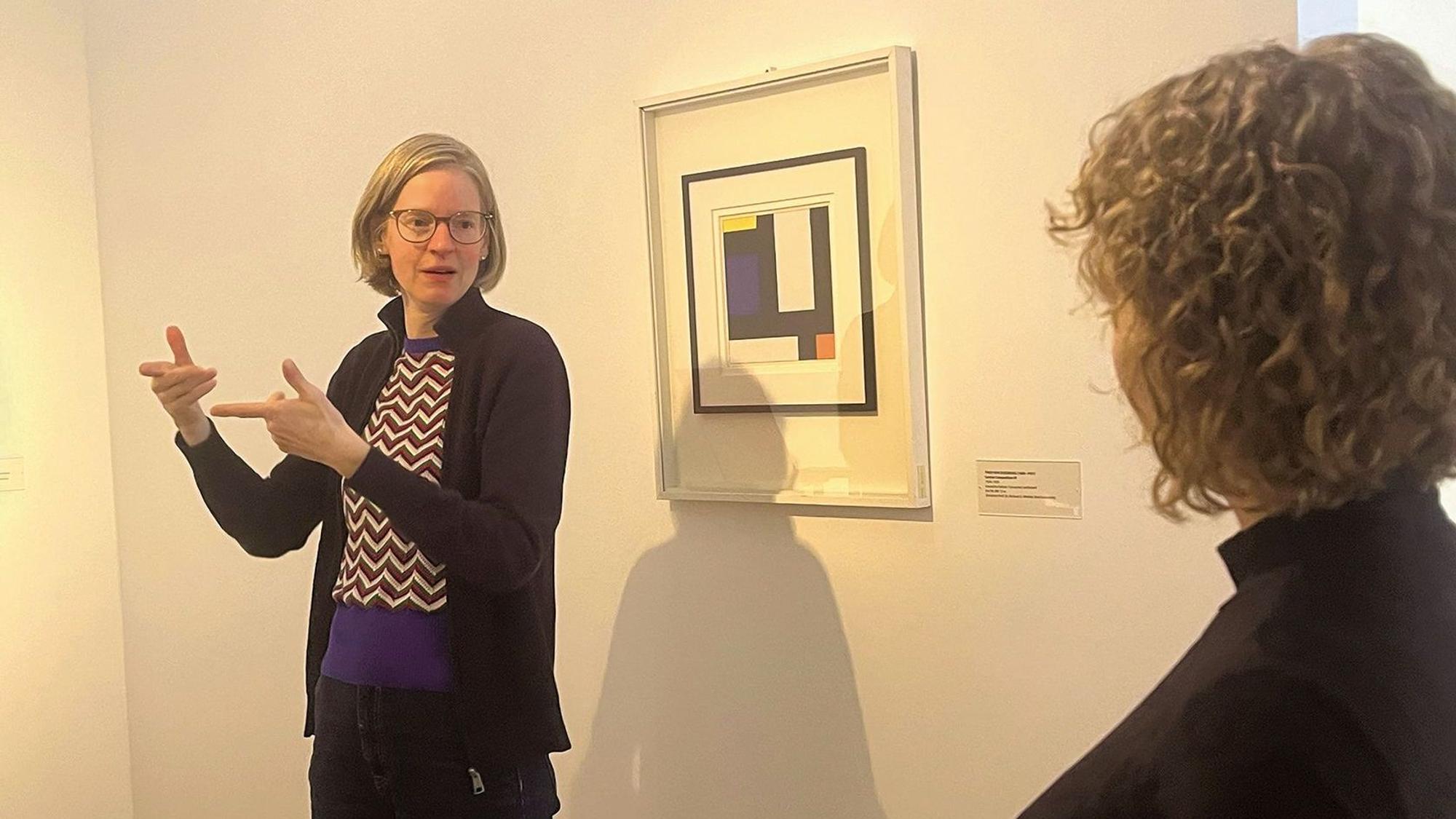 Juliane Steinwede vom Museumsdienst Köln bei der Guide-Schulung für Führungen in Gebärdesprache im Museum für Angewandte Kunst