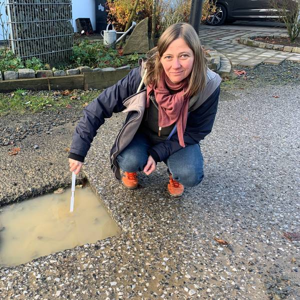 Stefanie Noß und die vielen weiteren Anwohner „An der Rosendelle“ in Burscheid haben mit teilweise sehr tiefen Schlaglöchern zu kämpfen.