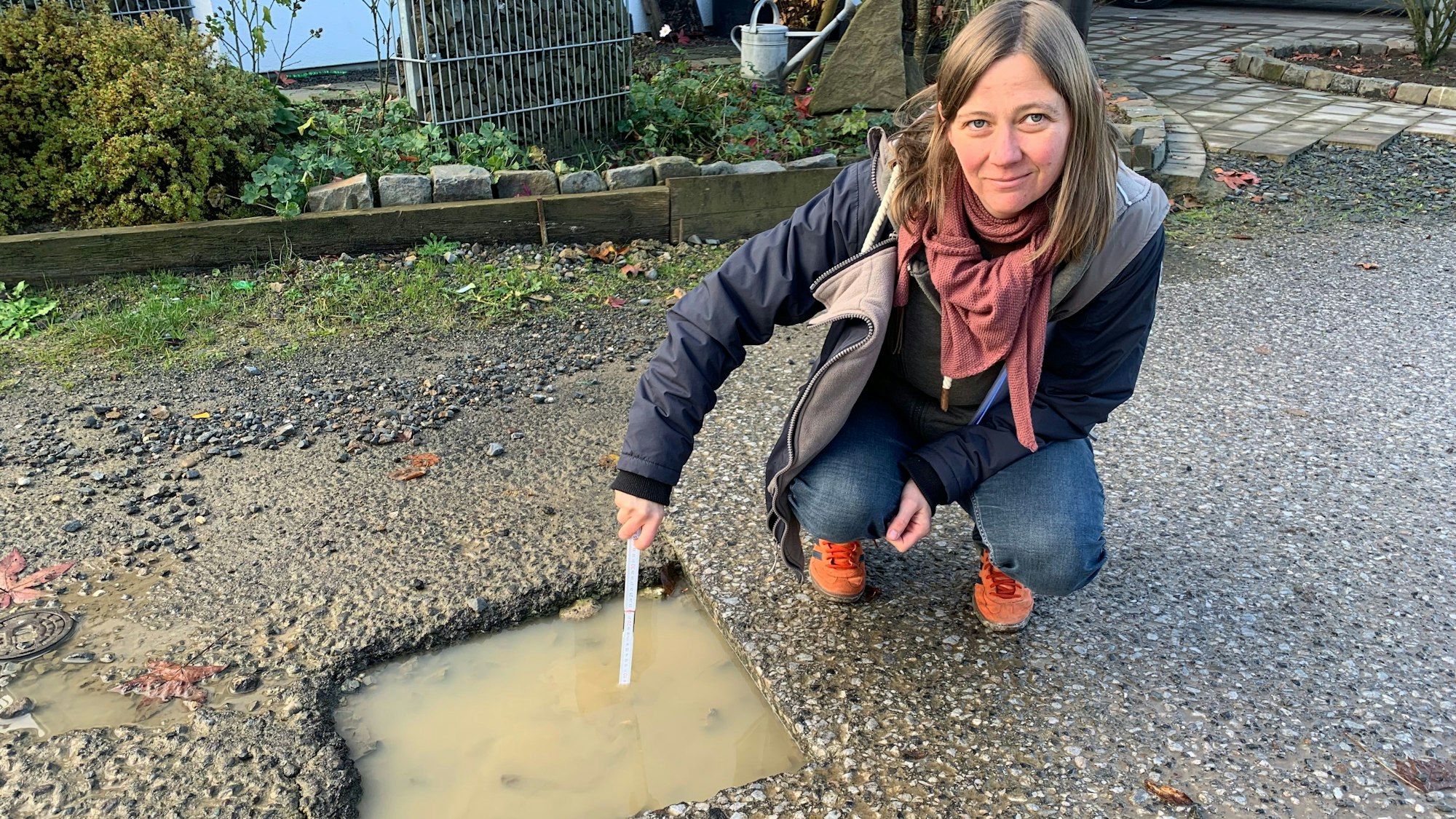 Stefanie Noß und die vielen weiteren Anwohner „An der Rosendelle“ in Burscheid haben mit teilweise sehr tiefen Schlaglöchern zu kämpfen.