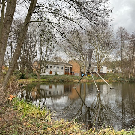 Gebäude am Alkenrather Weiher.