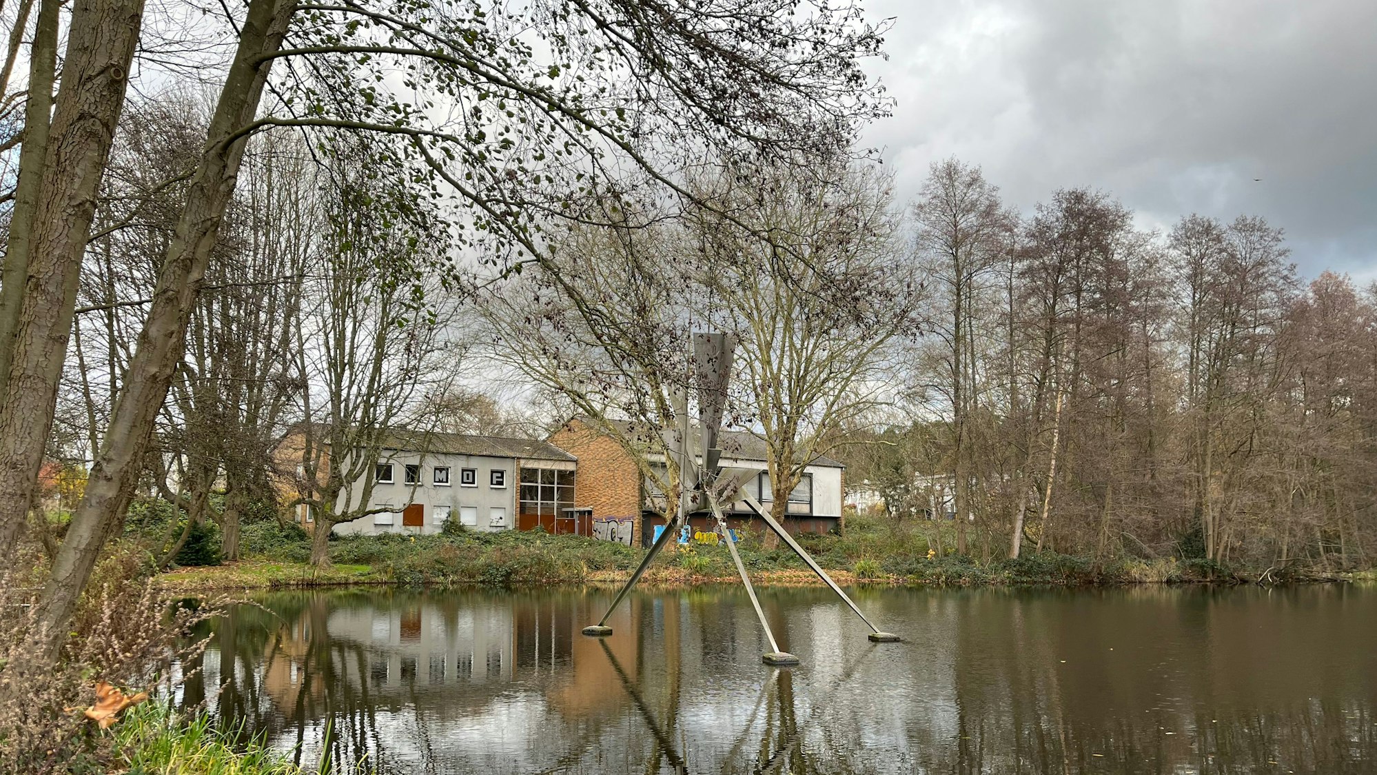 Gebäude am Alkenrather Weiher.