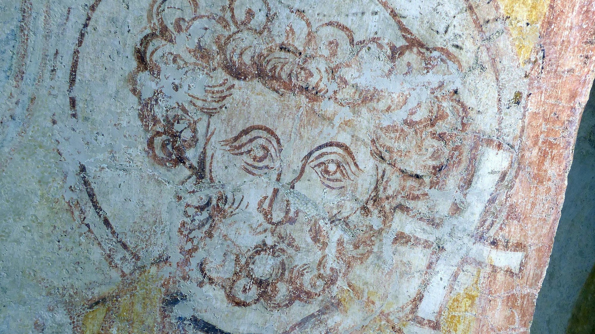 In einer Art Galerie sind in der Morsbacher Galerie auch verschiedene Heilige abgebildet. Auch das Bildnis des Heiligen Petrus wurde in dem Freskenzyklus restauriert.