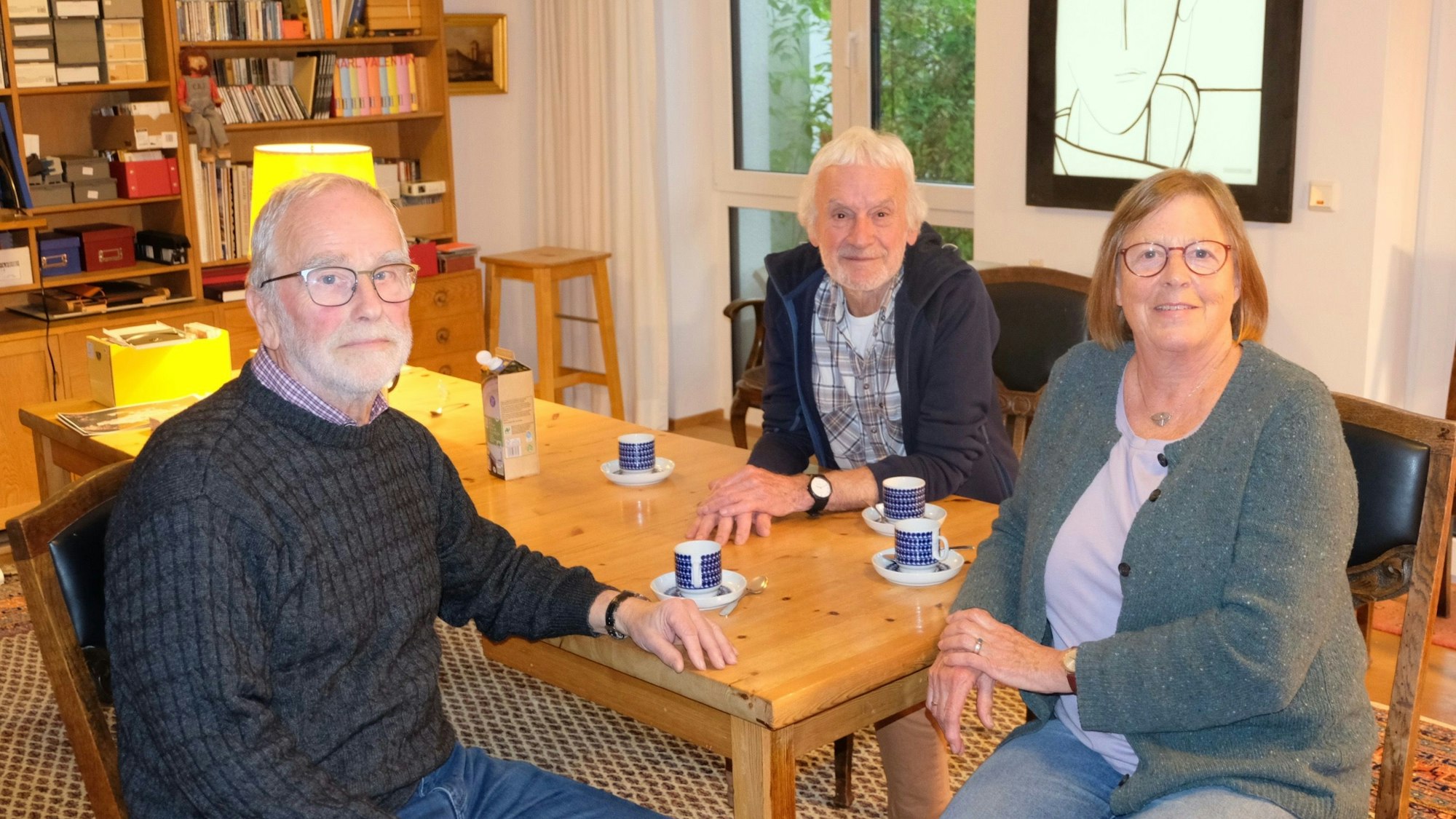 Rochuskreismitglieder Hans Georg Lülsdorf, Johannes Krautkrämer und Renate Wevering bei einem Kaffee in Krautkrämers Wohnung.