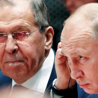 Der russische Außenminister Sergej Lawrow zusammen mit Kremlchef Wladimir Putin. (Archivbild)