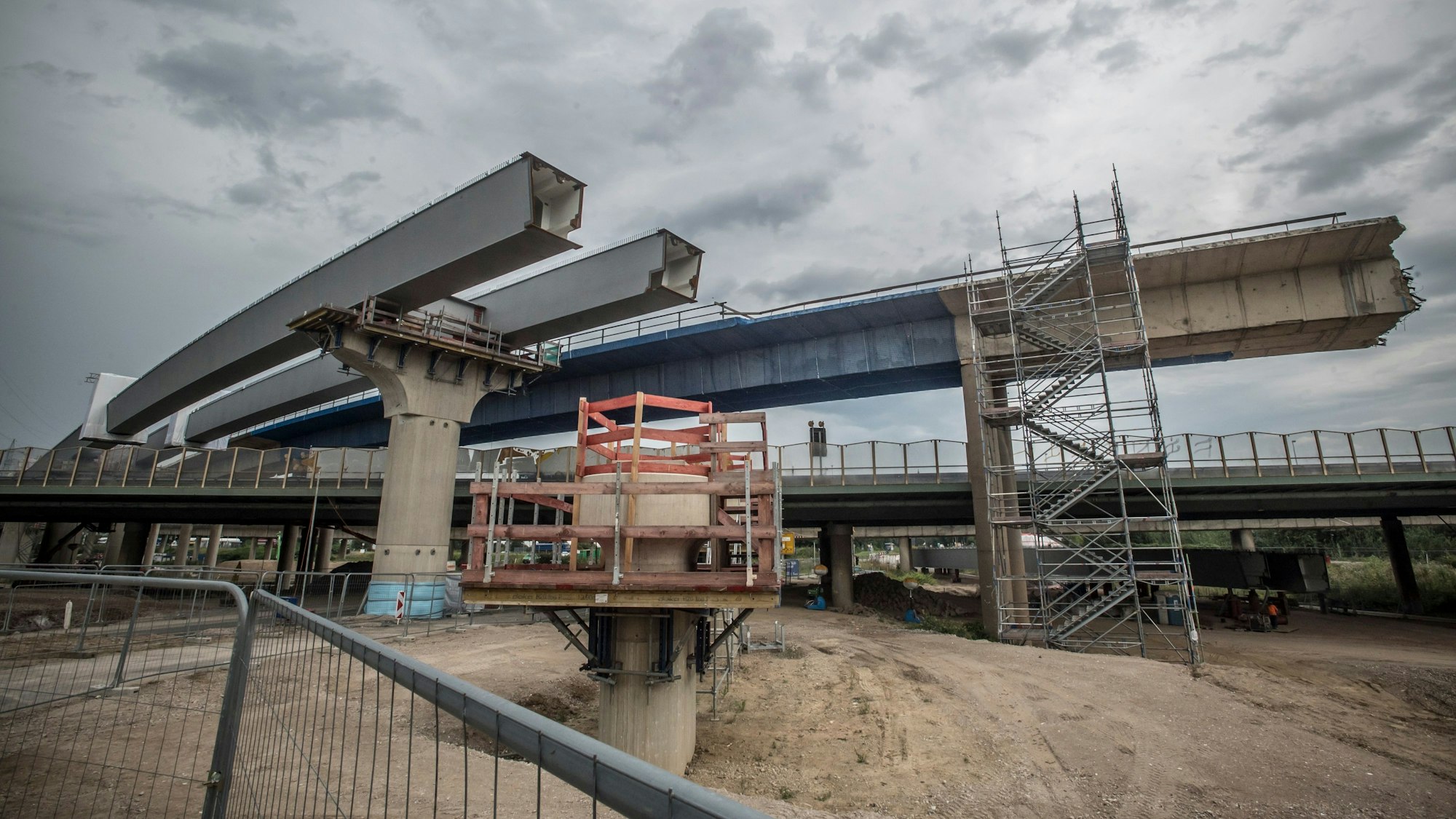 An der Autobahn1 im kreuz Leverkusen-West entsteht ein neuer Überflieger. Foto: Ralf Krieger