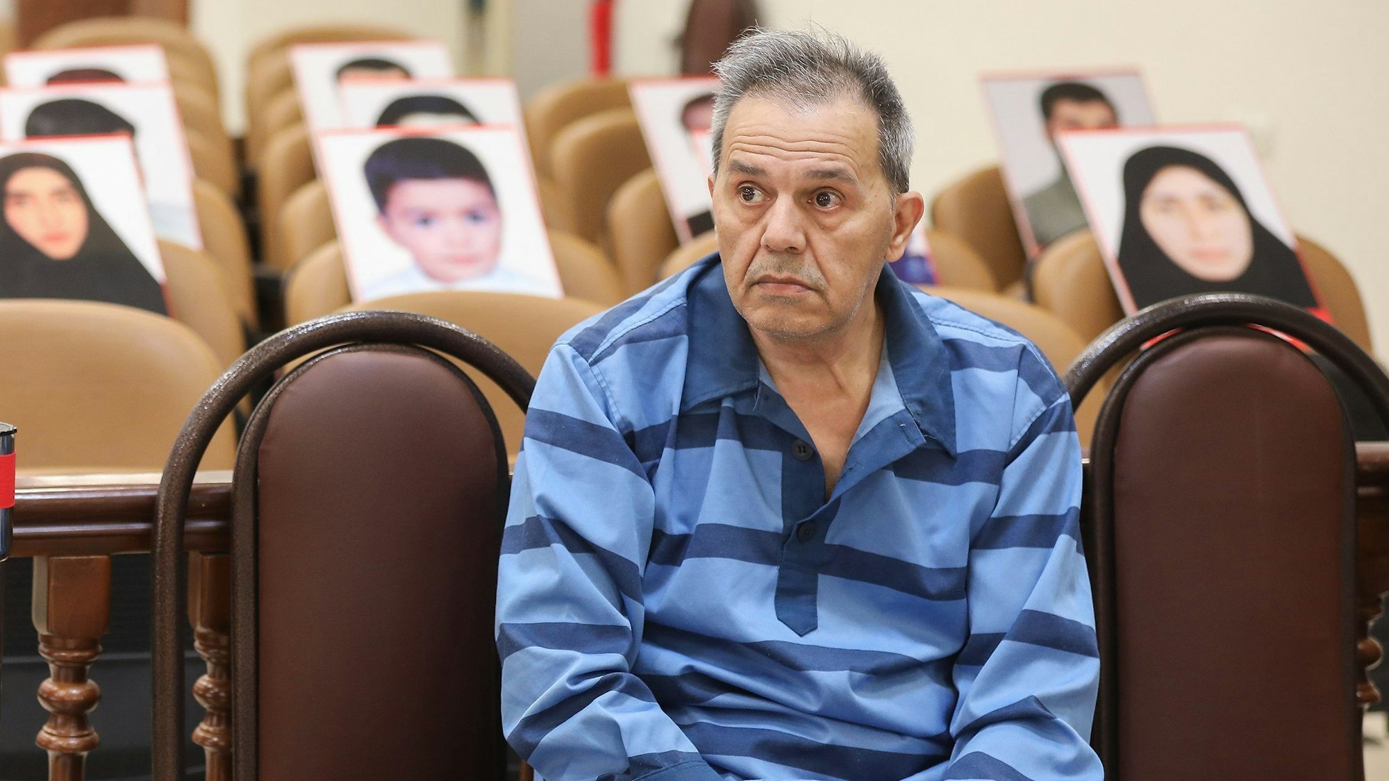 Eine undatierte Aufnahme zeigt Jamshid Sharmahd in einem Teheraner Revolutionsgericht. Der Deutsch-Iraner ist am 28. Oktober im Iran hingerichtet worden. (Archivbild)