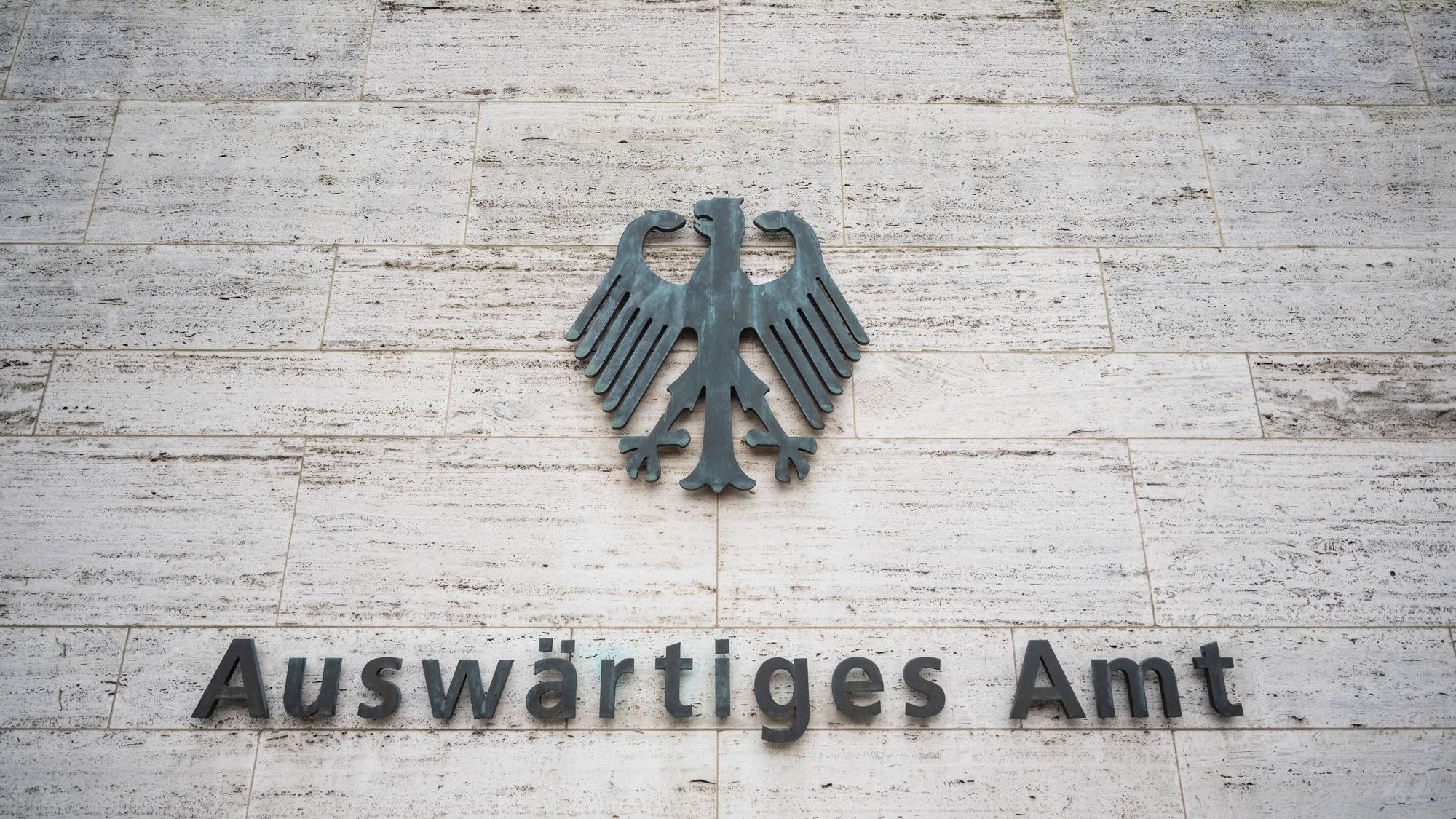 29.10.2024, Berlin: Der Bundesadler und der Schriftzug "Auswärtiges Amt" sind an einer Außenwand an einem Eingang zum Auswärtigen Amt zu sehen. Das Auswärtige Amt hat den Leiter der iranischen Botschaft in Berlin einbestellt, um gegen die Hinrichtung des deutsch-iranischen Doppelstaatsbürgers D. Sharmahd zu protestieren. Foto: Christophe Gateau/dpa +++ dpa-Bildfunk +++