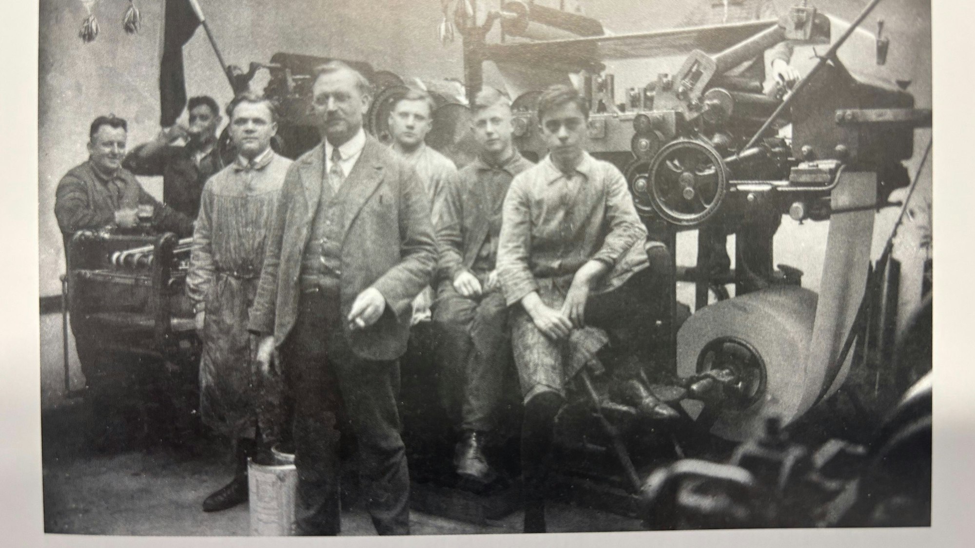 Auf dem historischen Bild sind Druckerei-Arbeiter zu sehen.