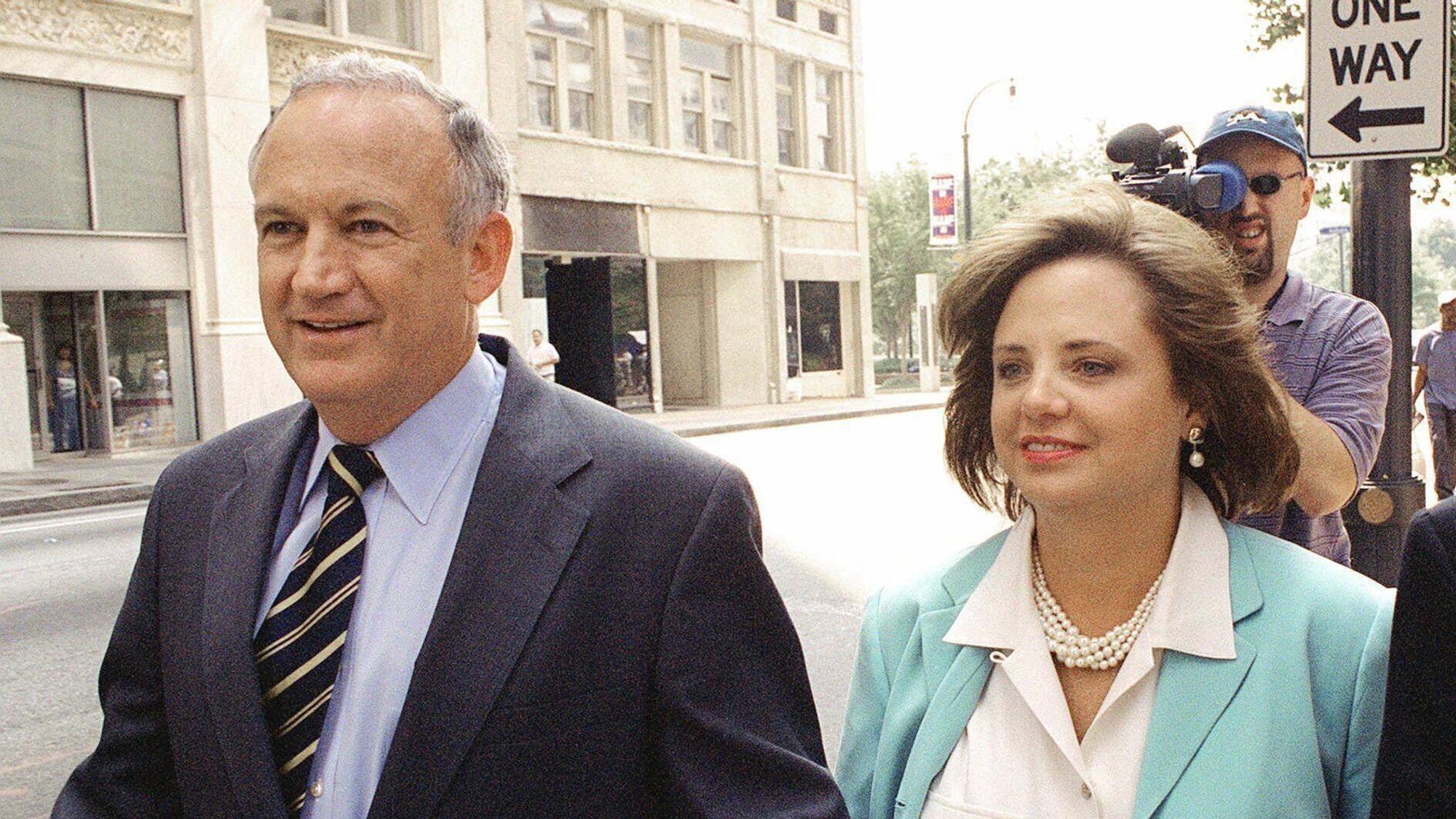 John und Patsy Ramsey, die Eltern von JonBenét Ramsey, verlassen 2000 das Büro ihrer Anwältin Lin Wood während einer Unterbrechung des Verhörs der Ramseys durch die Behörden.