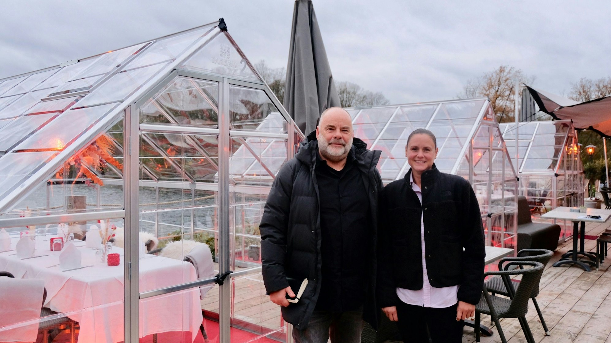 Andreas Feldgen und Anna-Lena Liedtke vor den neuen Seehäusern auf der Terrasse des Hauses am See.