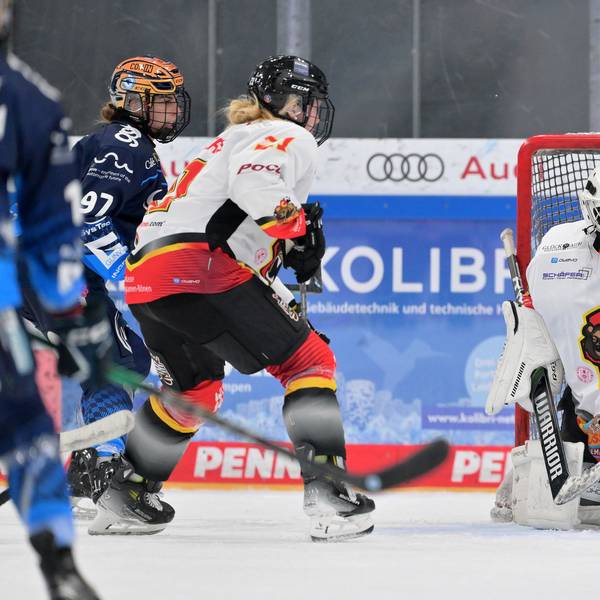 Szene zwischen mehreren Spielern auf einem Eishockeyspielfeld.