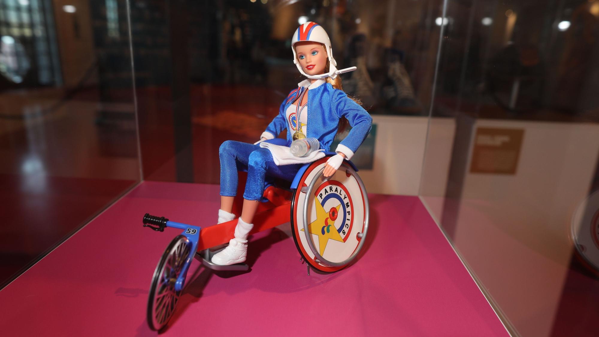 Die erste Barbie Puppe im Rollstuhl.