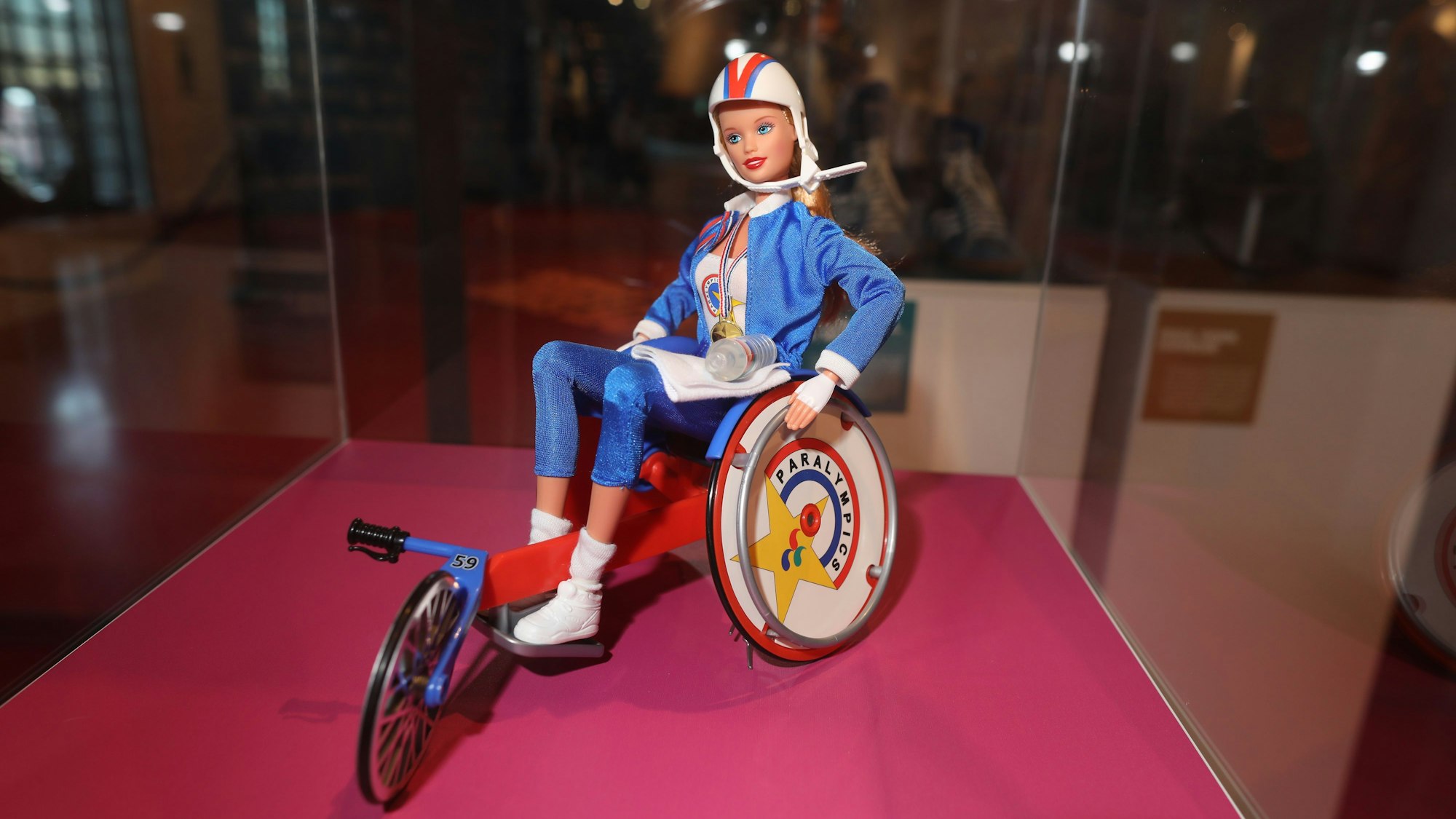 Die erste Barbie Puppe im Rollstuhl.