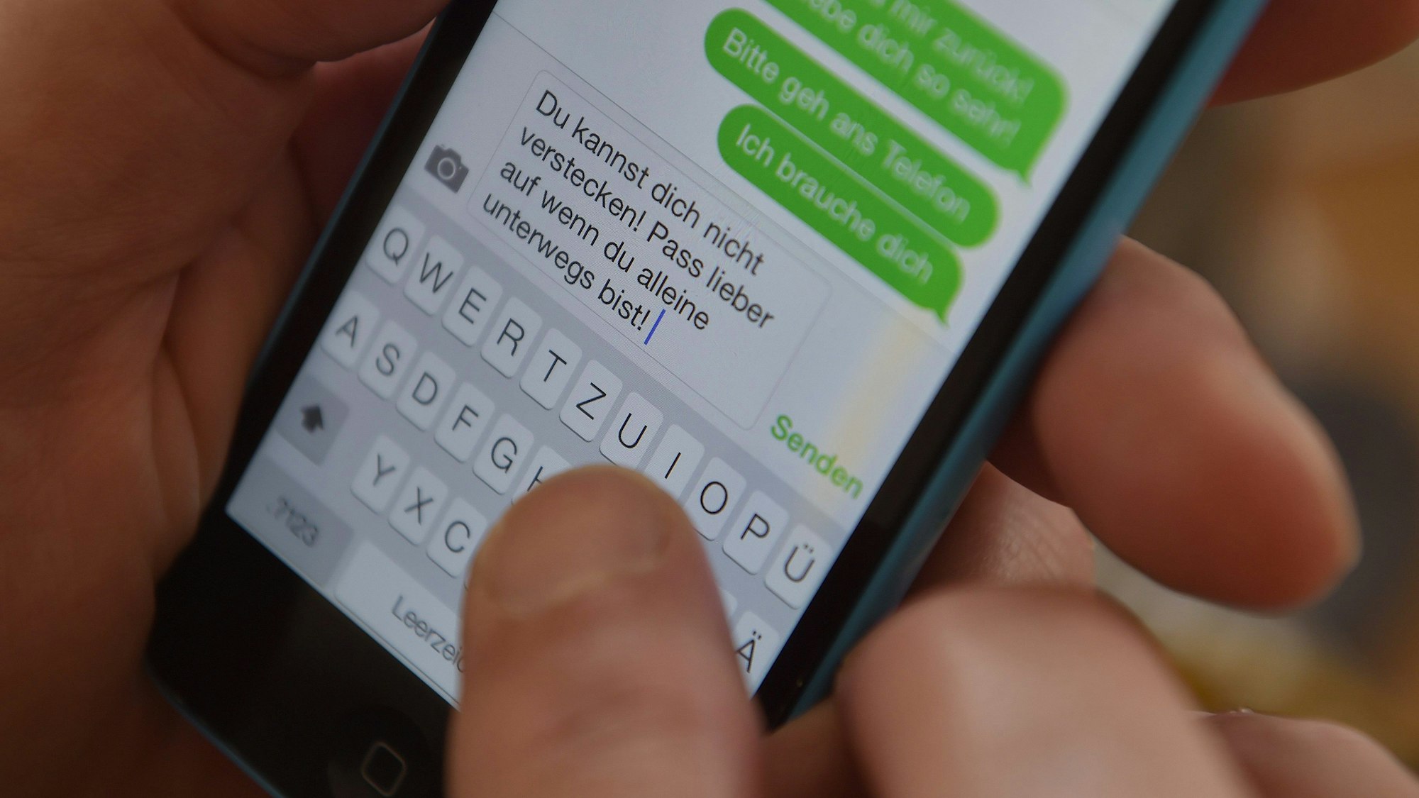 Stalker nutzen heutzutage auch die sozialen Medien, um ihre Opfer zu verfolgen.