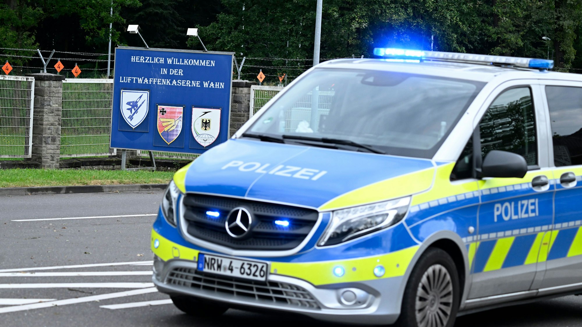 Ein Polizeiauto steht vor dem Eingang zur Luftwaffenkaserne in Wahn.