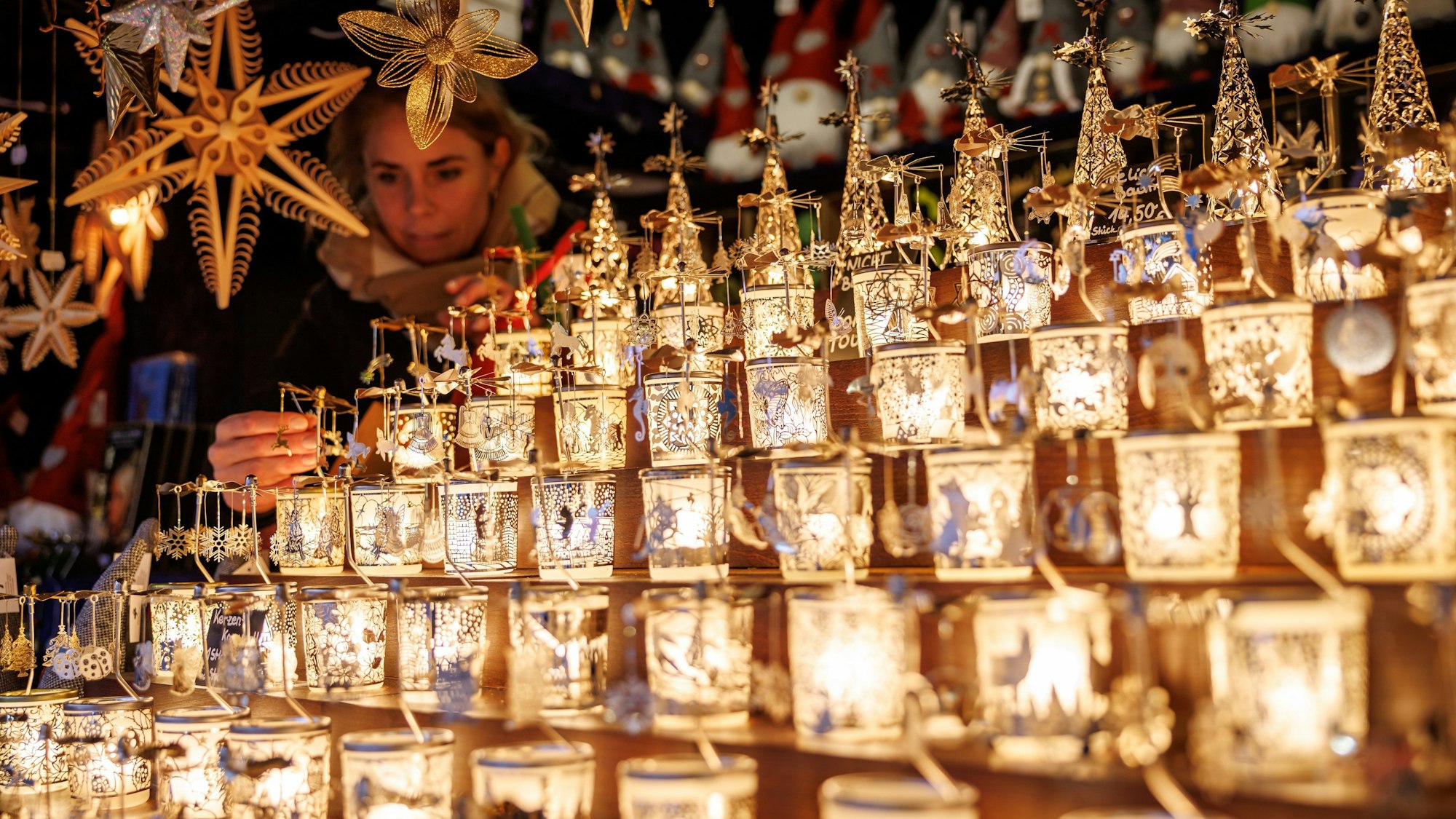 Weihnachtsschmuck steht an einem Stand auf dem Nürnberger Christkindlesmarkt zum Verkauf aus.