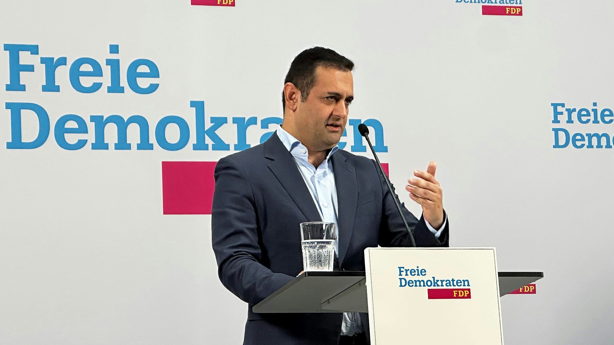 ARCHIV - 11.11.2024, Berlin: Bijan Djir-Sarai, FDP-Generalsekretär, spricht bei einer Pressekonferenz nach den Gremiensitzungen der Liberalen. (zu dpa: «FDP-Generalsekretär Djir-Sarai will Statement abgeben») Foto: Carsten Hoffmann/dpa +++ dpa-Bildfunk +++