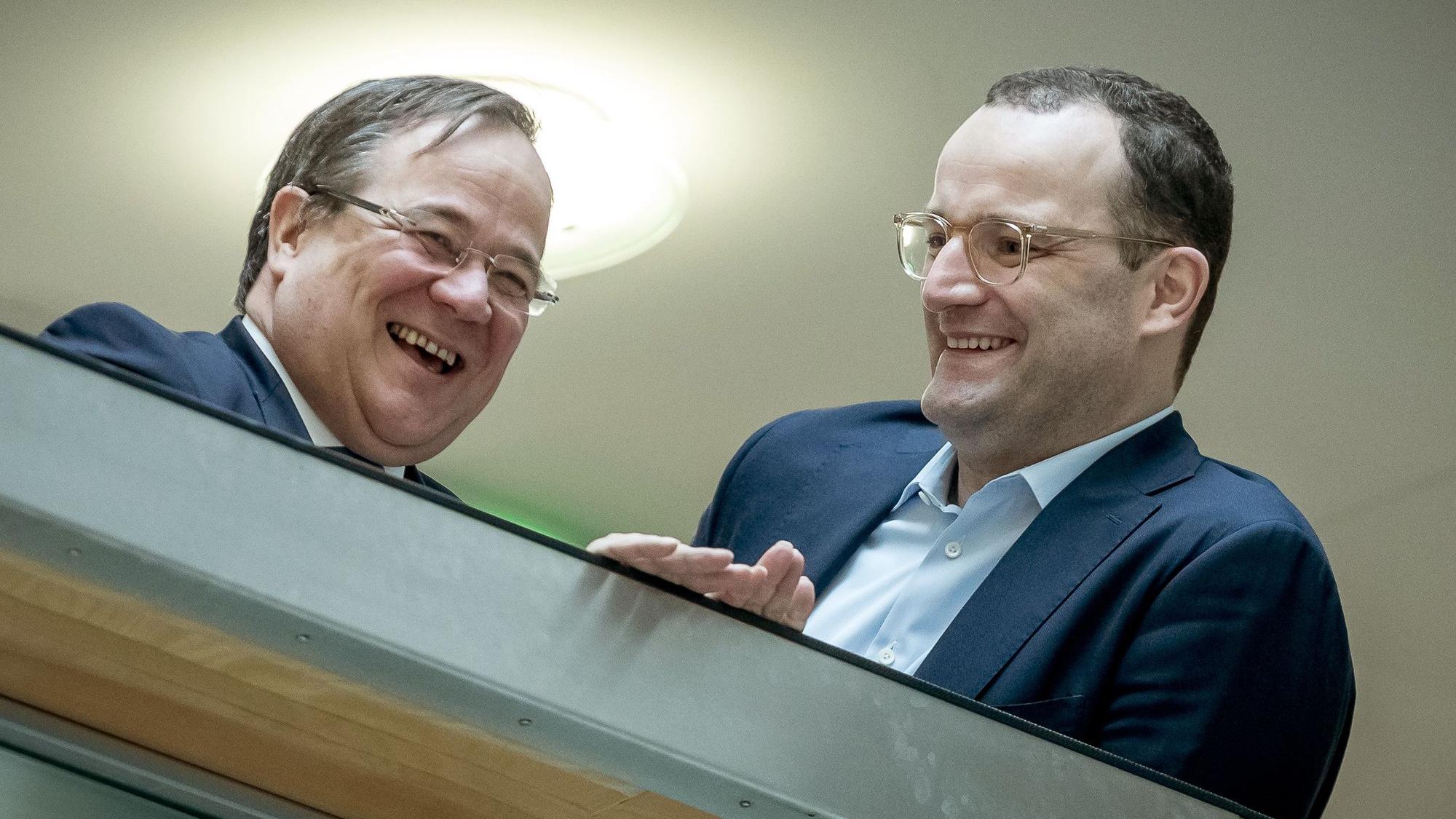 Eine Aufnahme aus dem Jahr 2018: Armin Laschet (CDU), damals Ministerpräsident von Nordrhein-Westfalen, und CDU Vizevorsitzender, spricht mit Jens Spahn (CDU) der zu der Zeit Bundesgesundheitsminister war.