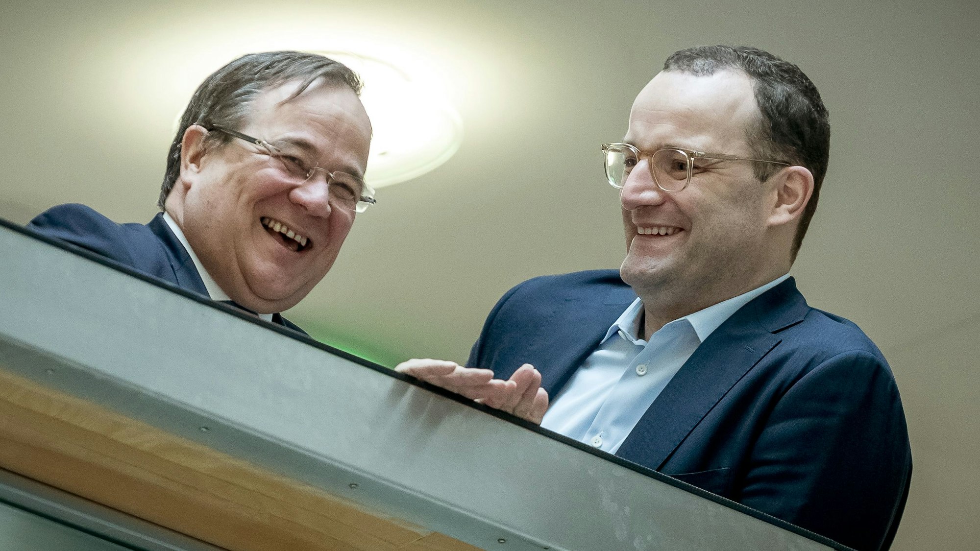 Eine Aufnahme aus dem Jahr 2018: Armin Laschet (CDU), damals Ministerpräsident von Nordrhein-Westfalen,  und CDU Vizevorsitzender, spricht mit Jens Spahn (CDU) der zu der Zeit Bundesgesundheitsminister war.