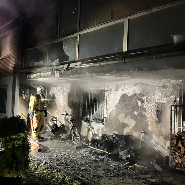 Die Einsatzstelle im Stadtteil Herkenrath ist von der Feuerwehr ausgeleuchtet worden.