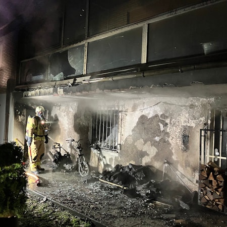 Die Einsatzstelle im Stadtteil Herkenrath ist von der Feuerwehr ausgeleuchtet worden.