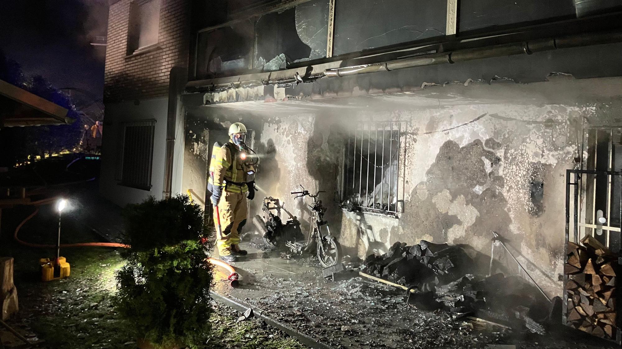 Die Einsatzstelle im Stadtteil Herkenrath ist von der Feuerwehr ausgeleuchtet worden.