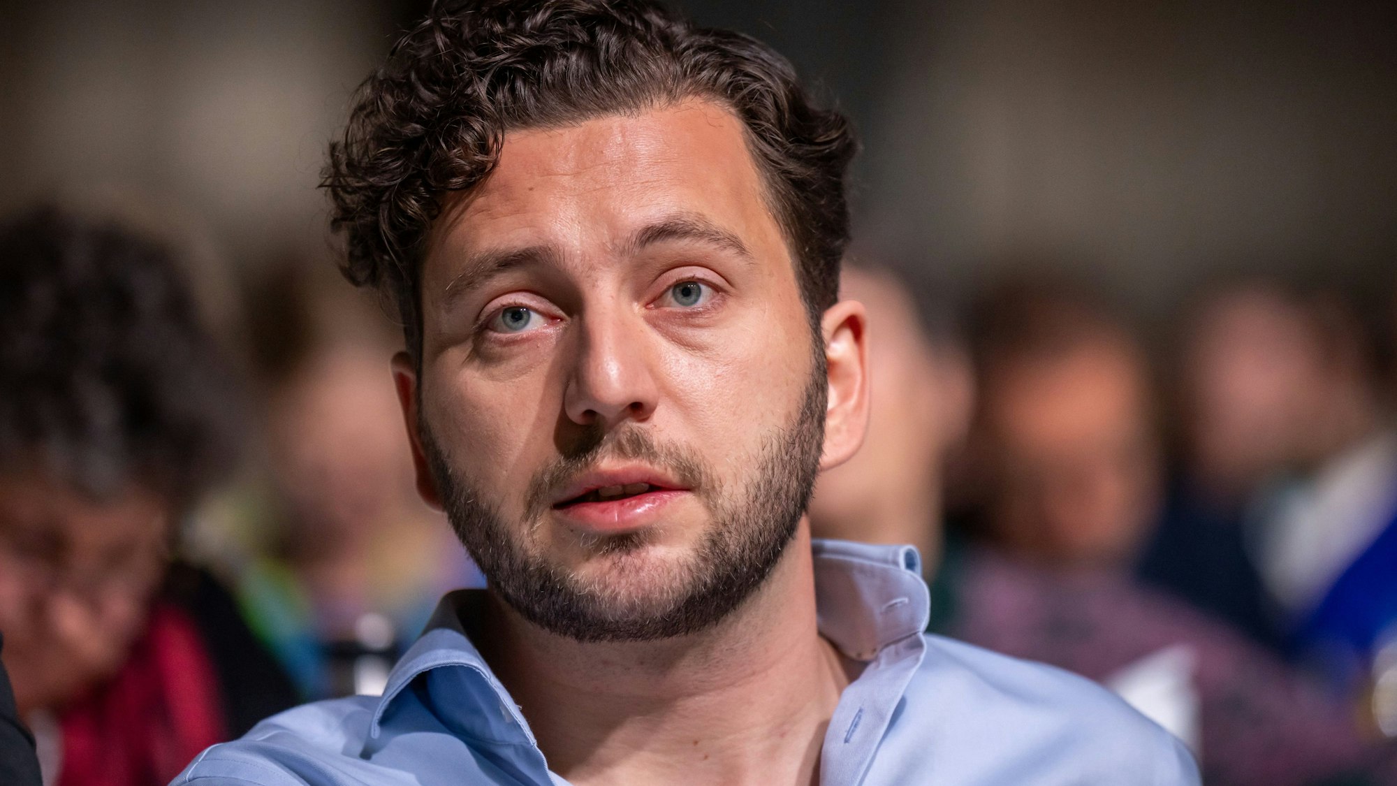 Felix Banaszak, neuer Bundesvorsitzender von Bündnis90/Die Grünen, verfolgt die Debatte bei der Bundesdelegiertenkonferenz.