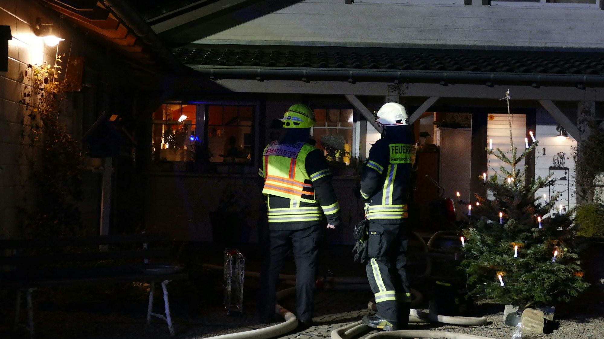 Feuerwehrleute vor dem Haus in Niederhorbach.