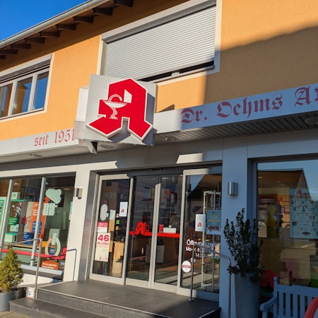 Eine Apotheke im Sonnenlicht
