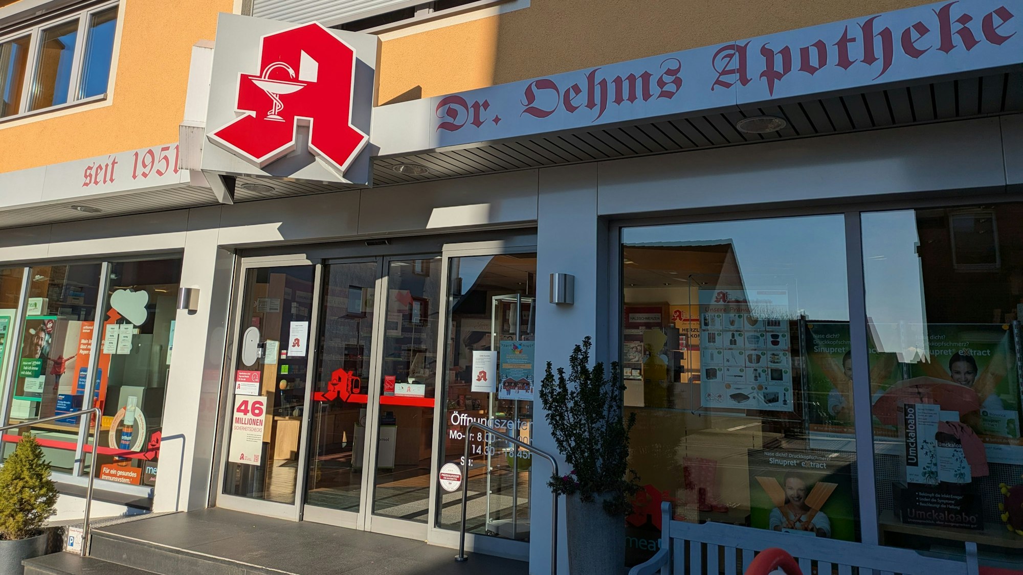 Eine Apotheke im Sonnenlicht