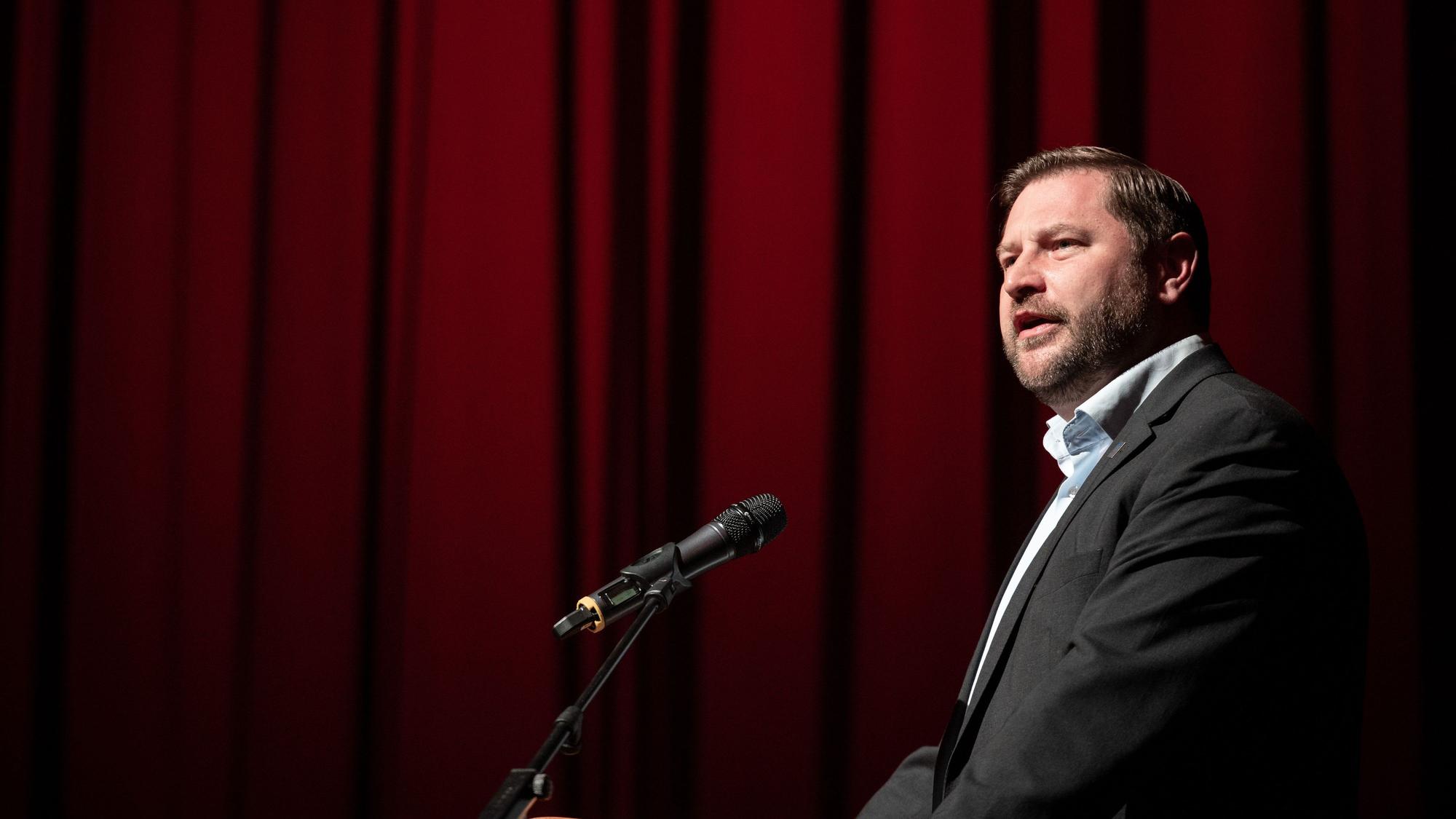 Solingens Oberbürgermeister Tim Kurzbach (SPD) bei einem öffentlichen Auftritt