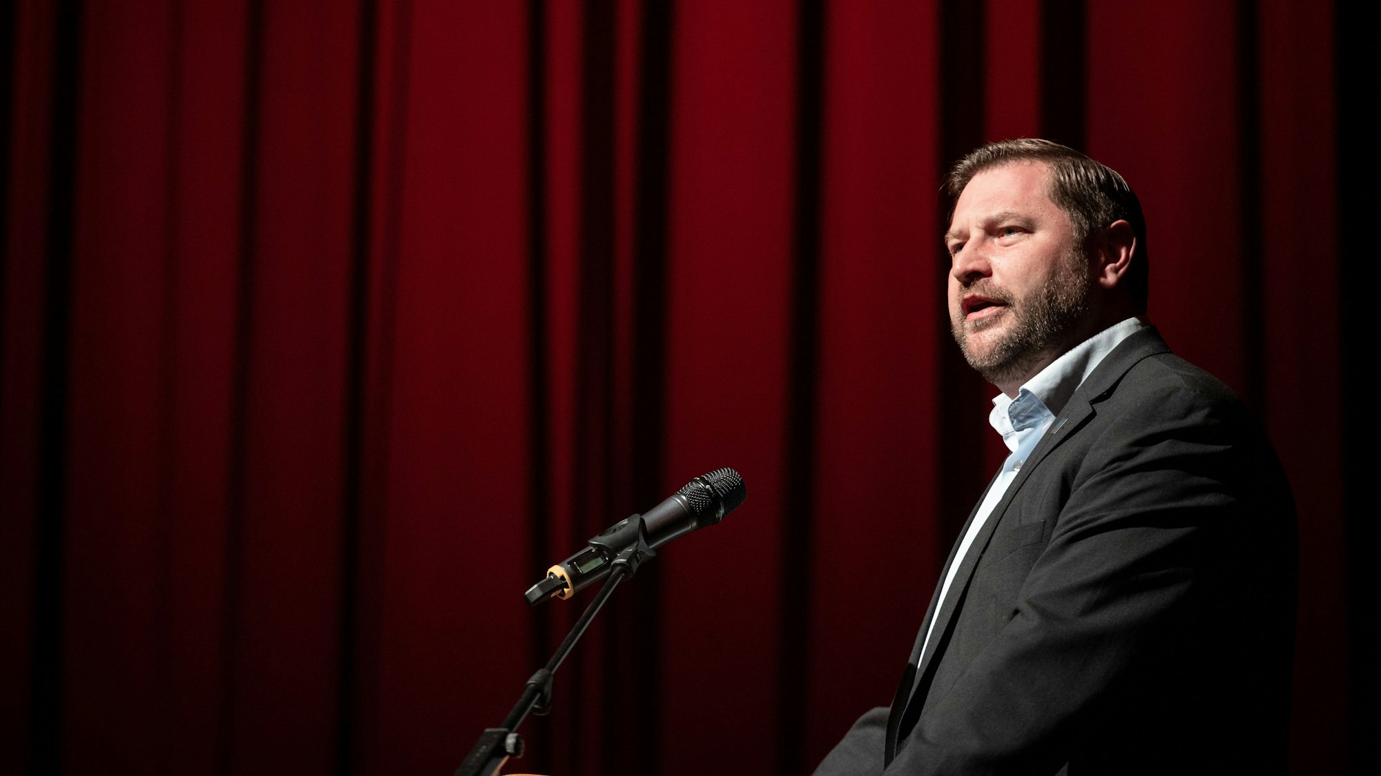 Solingens Oberbürgermeister Tim Kurzbach (SPD) bei einem öffentlichen Auftritt