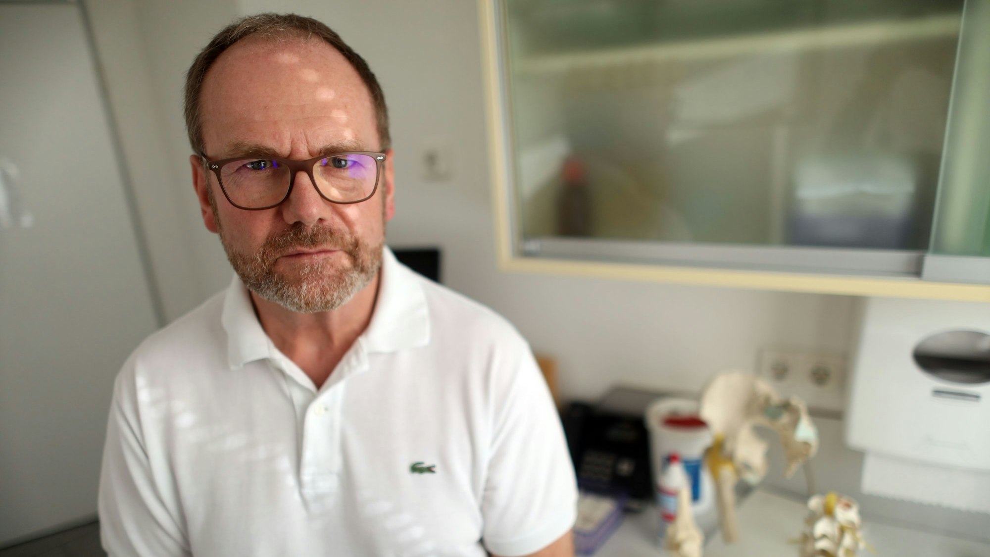 Rolf-Peter Kuchem, Orthopäde und Unfallchirurg, steht in seiner Praxis in Hückelhoven. Ihm wurde von einem gewalttätigen Patienten der Daumen der linken Hand gebrochen.
