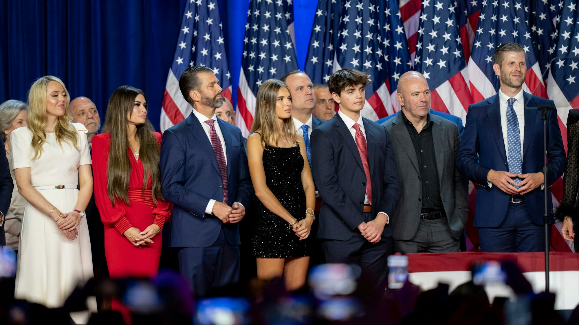 Kai Madison Trump (im schwarzen Kleid) hört zu, als Donald Trump bei seiner Wahlparty am 6. November 2024 spricht.